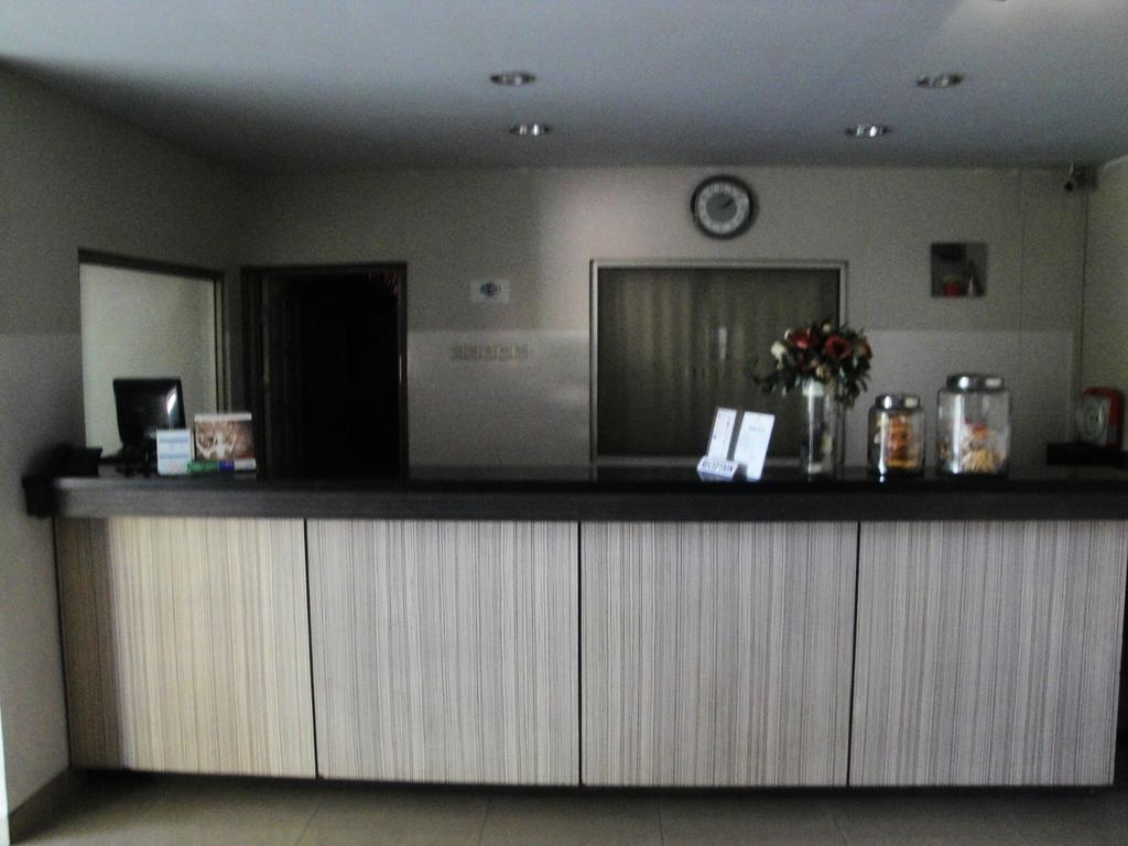 Hotel Metropolitan Inn Manado Buitenkant foto